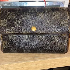 LV Damier trifold wallet!